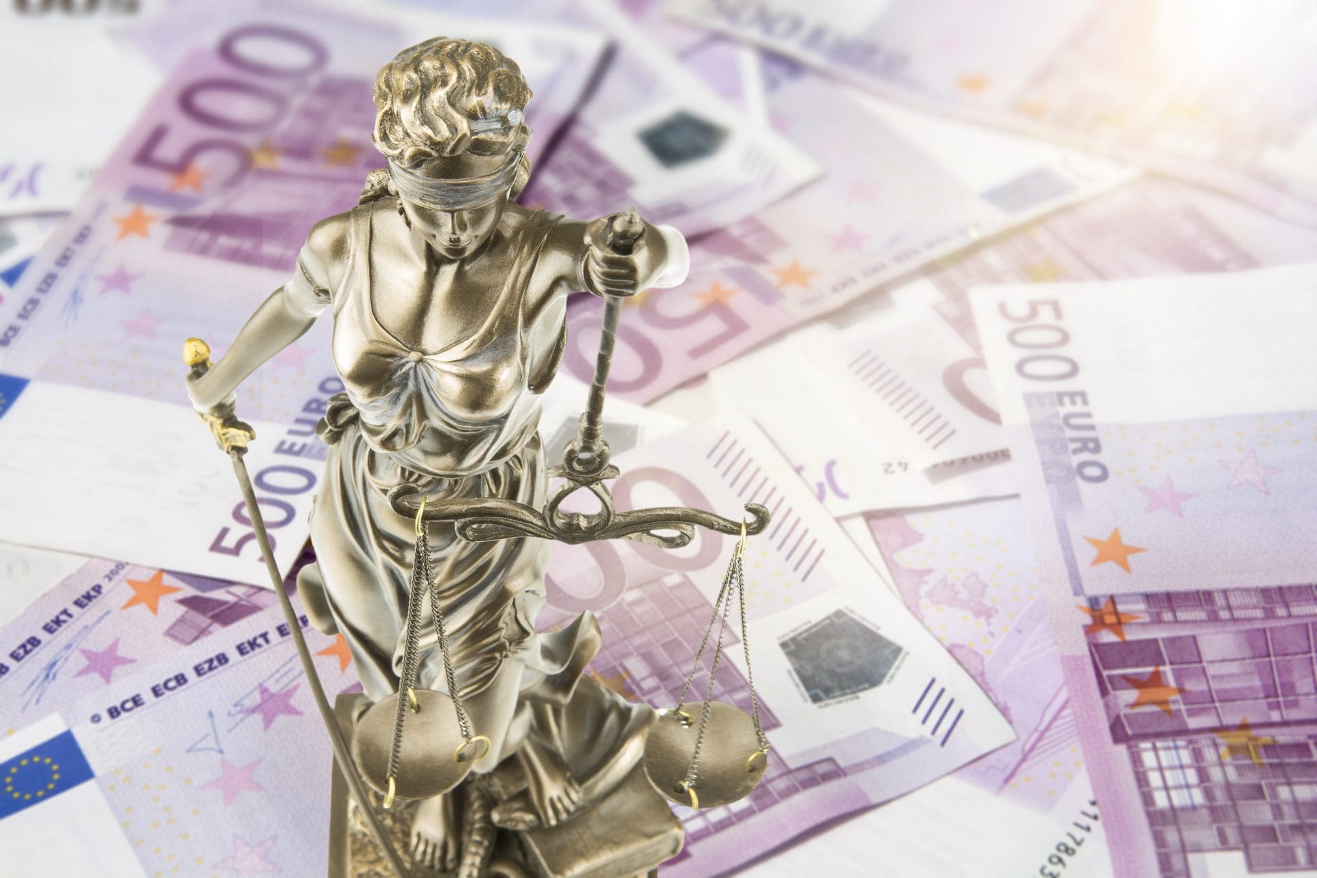 Wohngebäudeversicherung zahlt nicht vollen Betrag - Bevor es zu einem Gerichtsverfahren kommt, kann ein unabhängiges Sachverständigengutachten zu einer außergerichtlichen Lösung verhelfen (© Tanja Esser / stock.adobe.com) Wohngebäudeversicherung zahlt nicht vollen Betrag - Bevor es zu einem Gerichtsverfahren kommt, kann ein unabhängiges Sachverständigengutachten zu einer außergerichtlichen Lösung verhelfen (© Tanja Esser / stock.adobe.com)